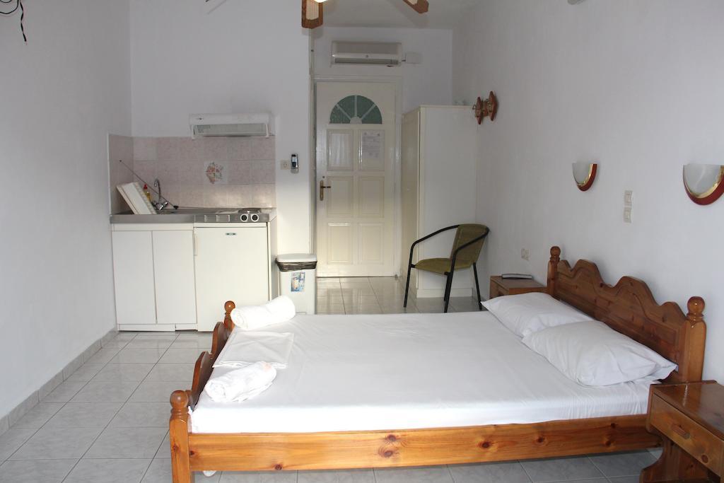 Theodora Studios Yénion Habitación foto